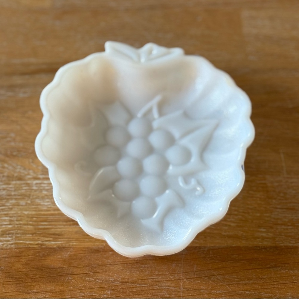 Vintage Mid-Century Milk Glass Grape Dish - Likely Westmoreland 1940s-1960s